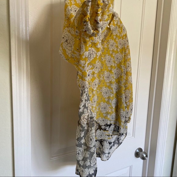SMALL CAbi amelia gather floral top. Colors are yellow, white and navy. - Picture 2 of 8